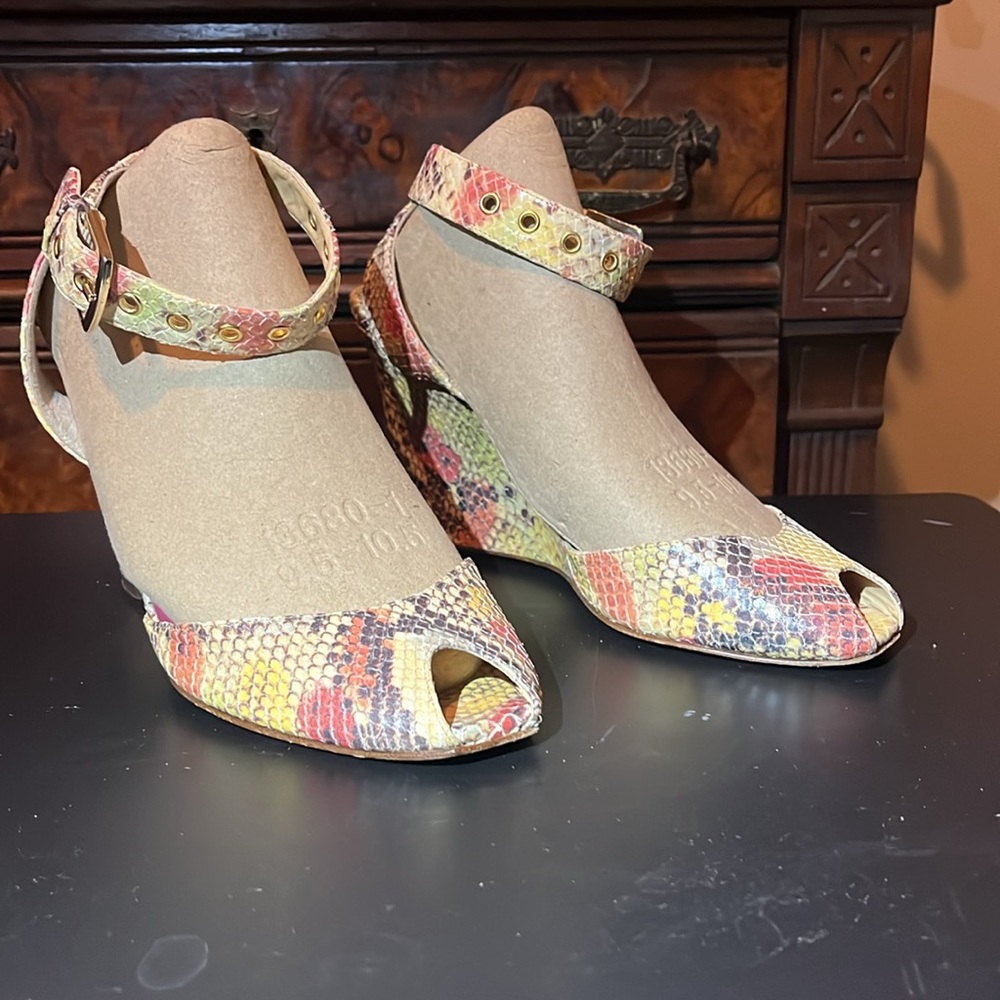 Kate Spade NY snakeskin wedge sandals size 8.5